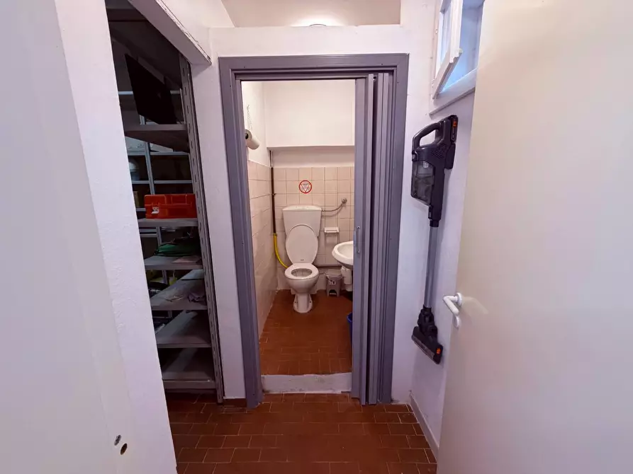 Immagine 16 di Locale commerciale in vendita  in VIA TOSCO ROMAGNOLA 239 a Calcinaia