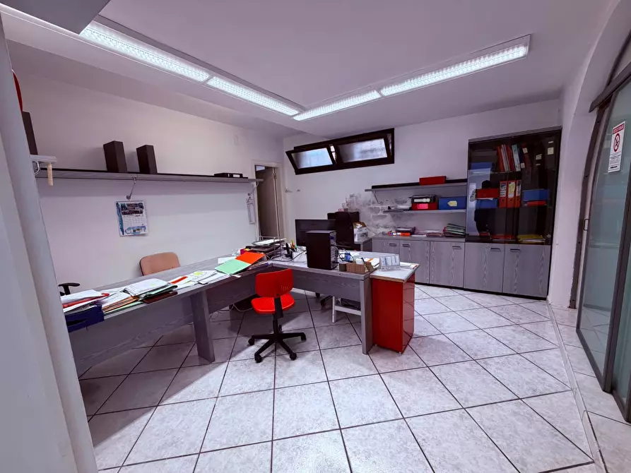 Immagine 11 di Locale commerciale in vendita  in VIA TOSCO ROMAGNOLA 239 a Calcinaia