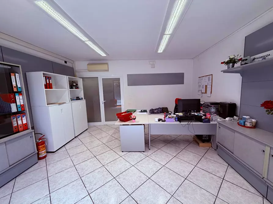 Immagine 2 di Locale commerciale in vendita  in VIA TOSCO ROMAGNOLA 239 a Calcinaia