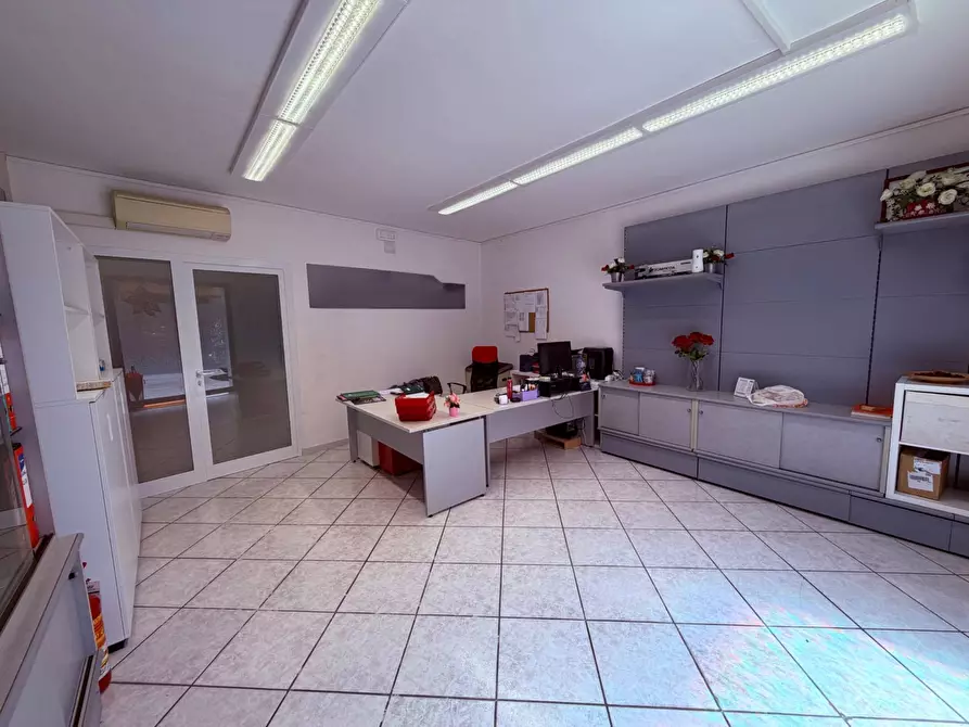Immagine 3 di Locale commerciale in vendita  in VIA TOSCO ROMAGNOLA 239 a Calcinaia
