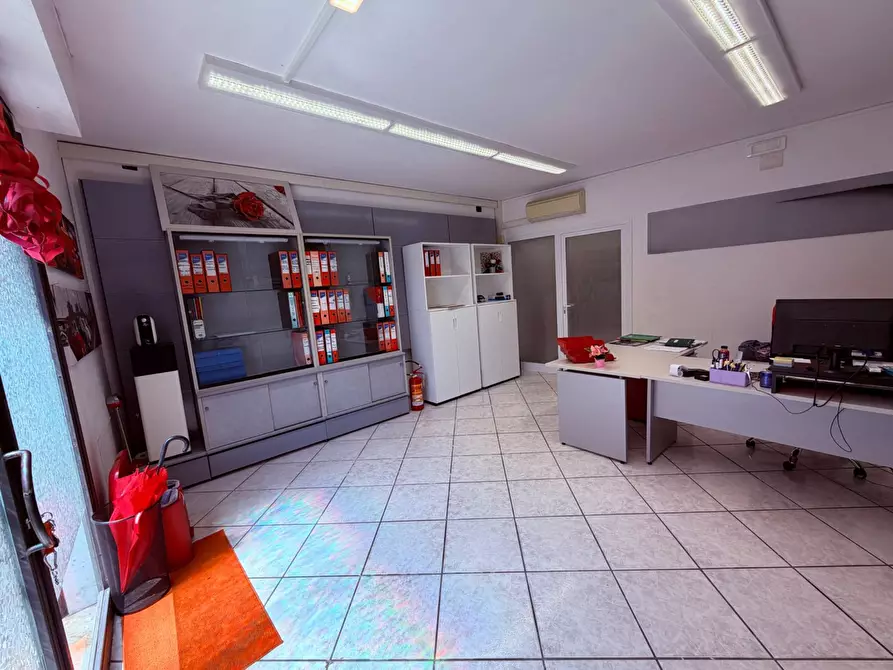 Immagine 5 di Locale commerciale in vendita  in VIA TOSCO ROMAGNOLA 239 a Calcinaia