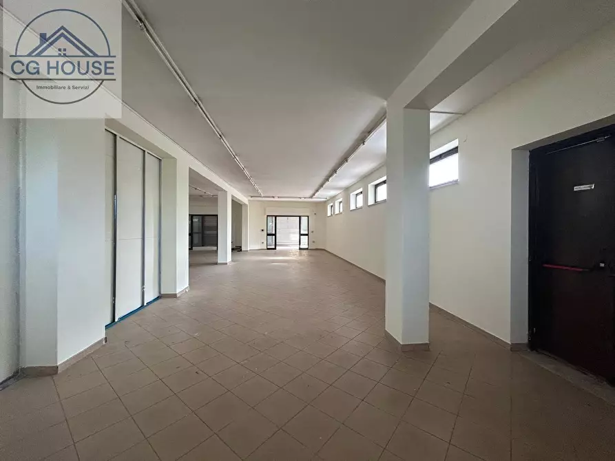 Immagine 2 di Locale commerciale in vendita  in Via Caserta a Cicciano