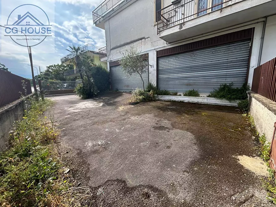 Immagine 9 di Locale commerciale in vendita  in Via Caserta a Cicciano