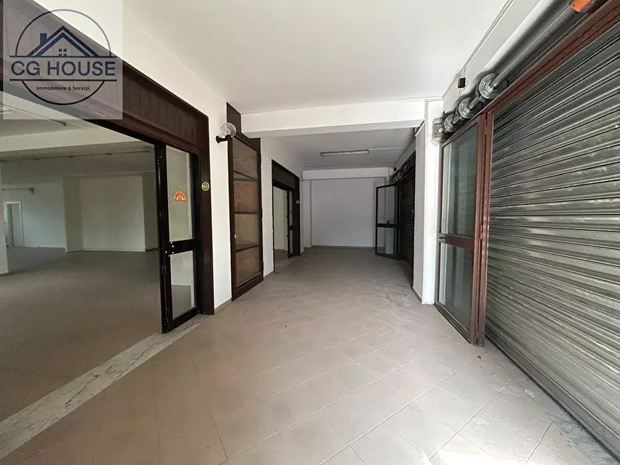 Immagine 4 di Locale commerciale in vendita  in Via Caserta a Cicciano