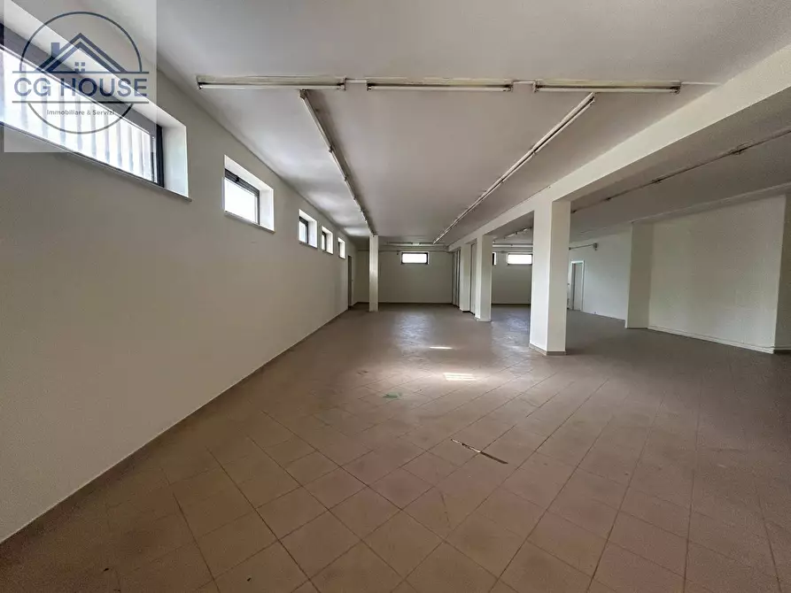 Immagine 7 di Locale commerciale in vendita  in Via Caserta a Cicciano