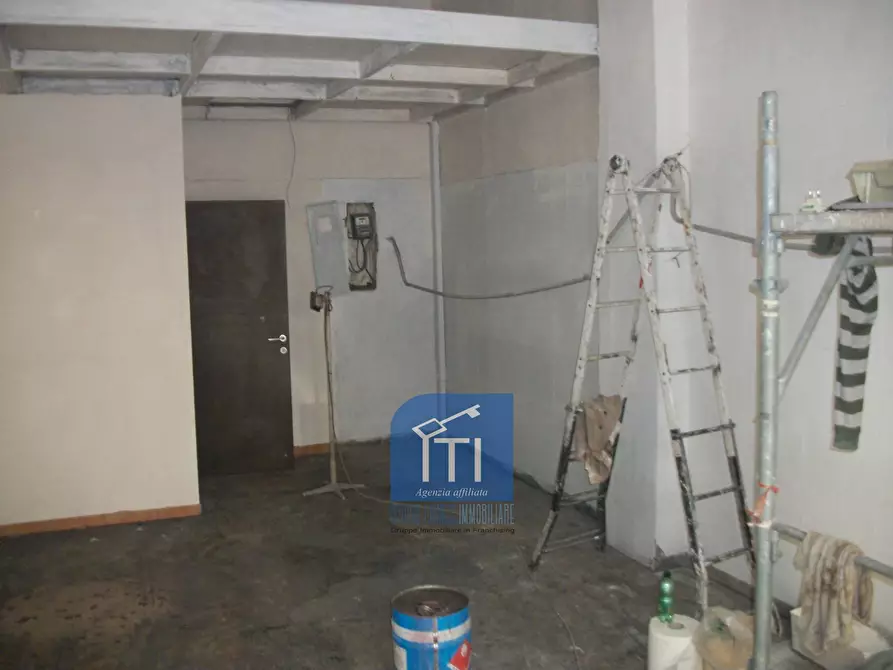 Immagine 3 di Negozio in vendita  in via manfredo camperio a Roma