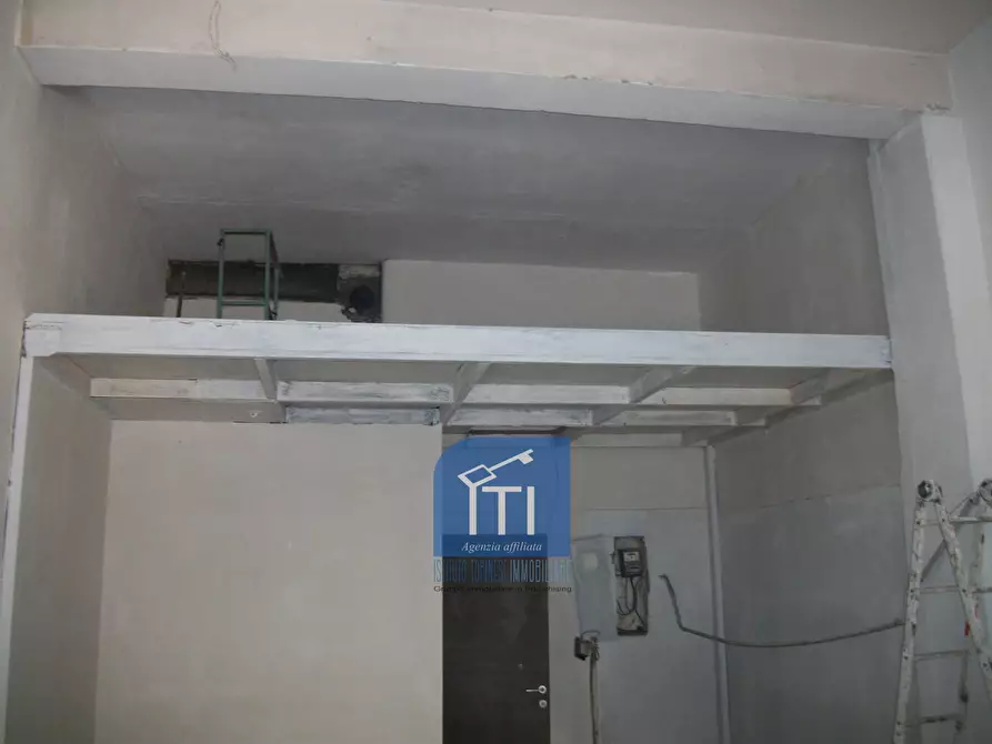 Immagine 4 di Negozio in vendita  in via manfredo camperio a Roma