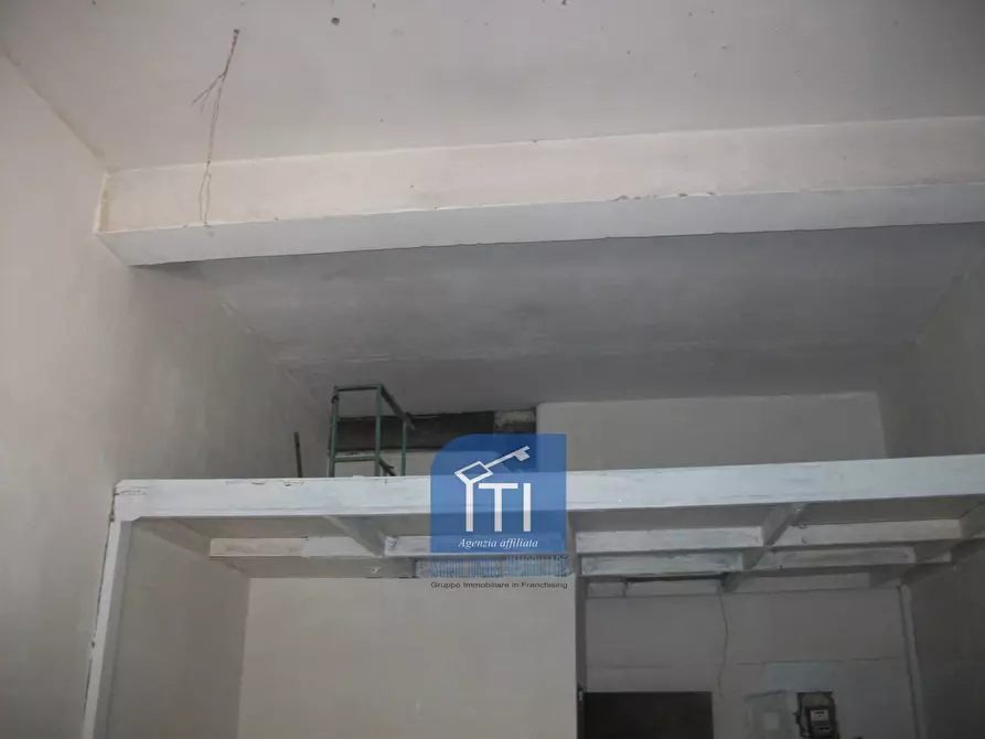 Immagine 5 di Negozio in vendita  in via manfredo camperio a Roma