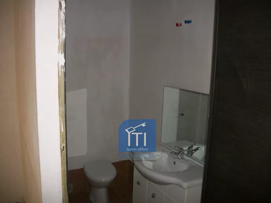 Immagine 6 di Negozio in vendita  in via manfredo camperio a Roma