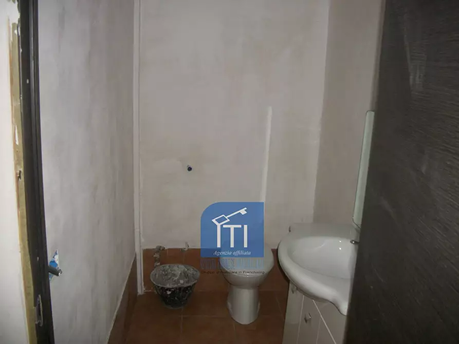 Immagine 7 di Negozio in vendita  in via manfredo camperio a Roma