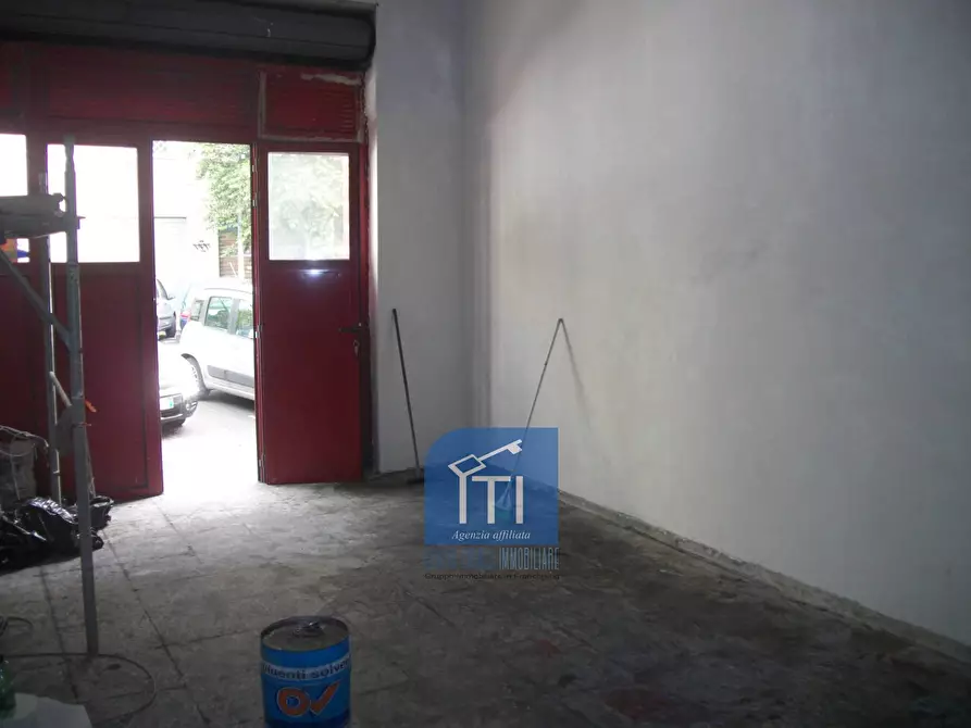 Immagine 9 di Negozio in vendita  in via manfredo camperio a Roma