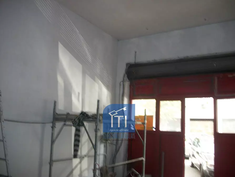 Immagine 10 di Negozio in vendita  in via manfredo camperio a Roma