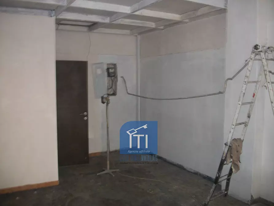 Immagine 8 di Negozio in vendita  in via manfredo camperio a Roma