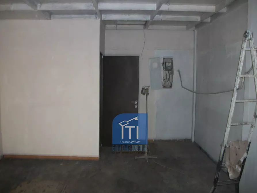 Immagine 11 di Negozio in vendita  in via manfredo camperio a Roma