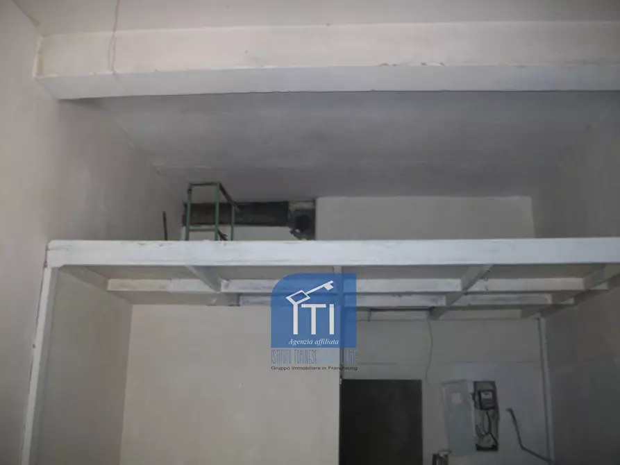 Immagine 12 di Negozio in vendita  in via manfredo camperio a Roma