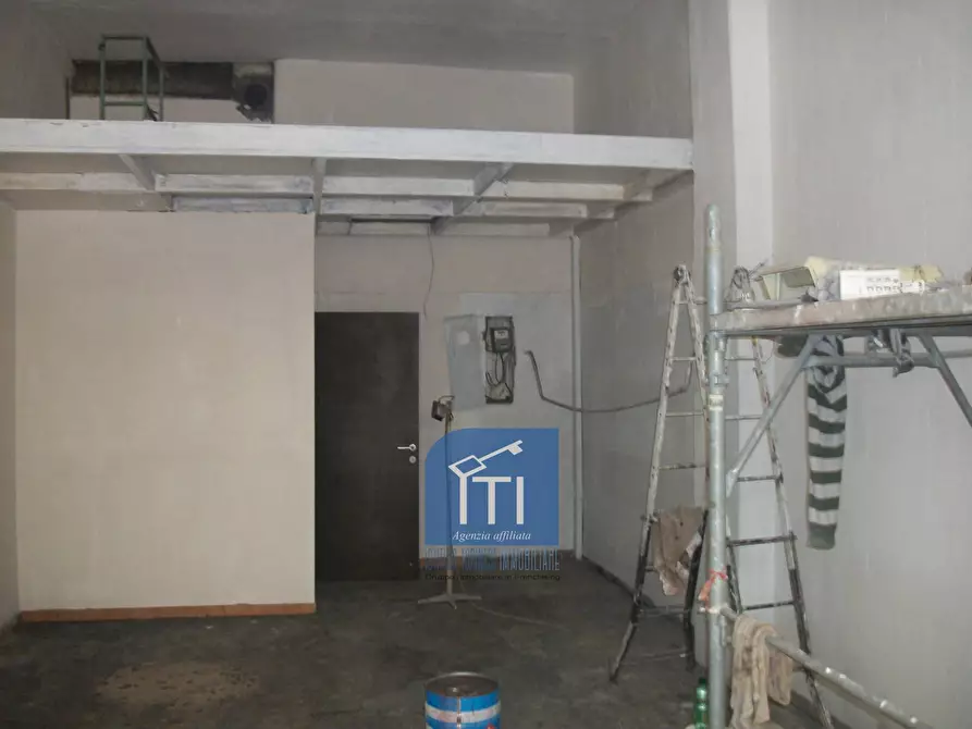 Immagine 2 di Negozio in vendita  in via manfredo camperio a Roma