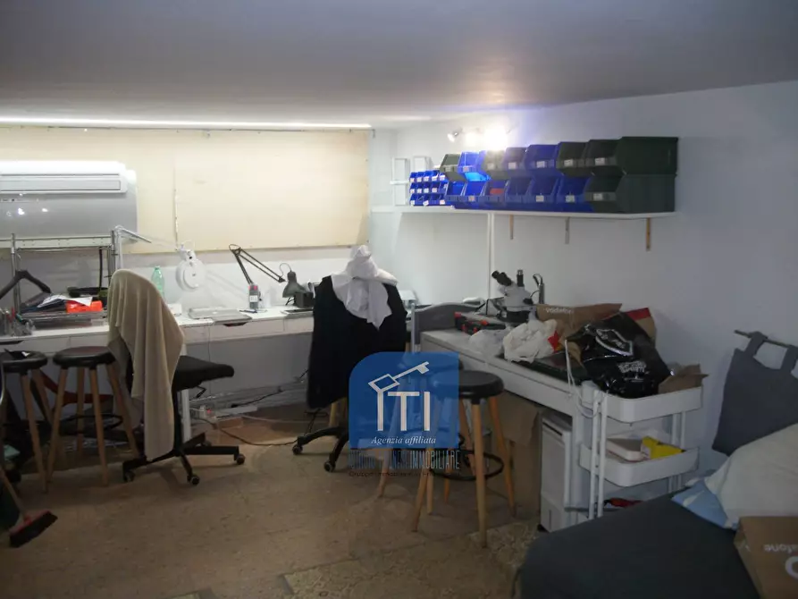 Immagine 22 di Negozio in affitto  in c.ne ostiense a Roma