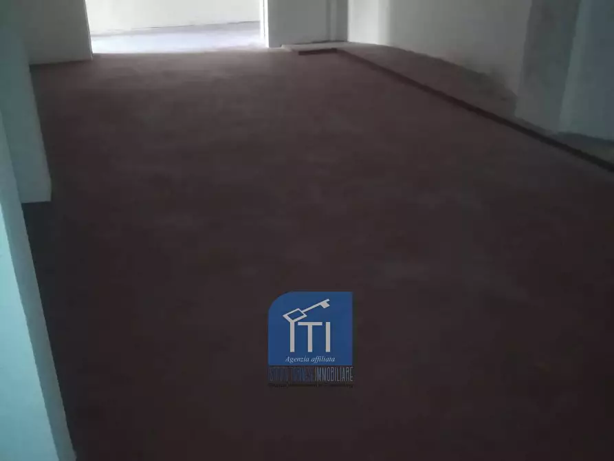 Immagine 12 di Magazzino in vendita  in viale c. t. odescalchi a Roma