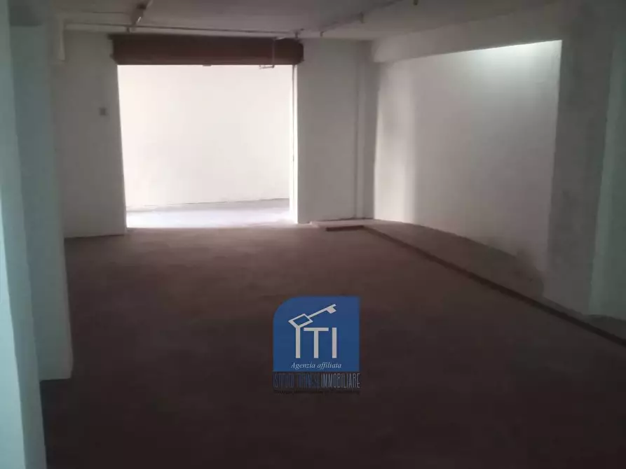 Immagine 19 di Magazzino in vendita  in viale c. t. odescalchi a Roma