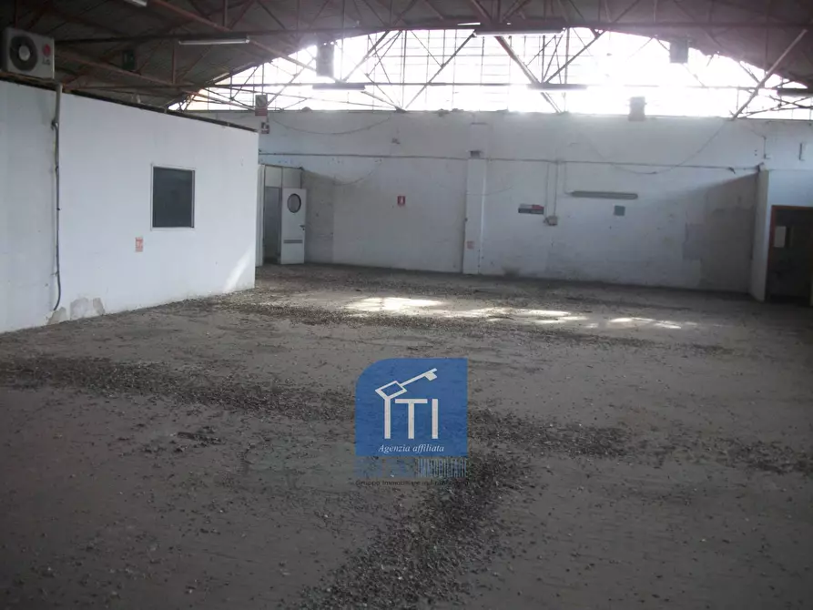 Immagine 23 di Magazzino in vendita  in via idrovore della magliana a Roma