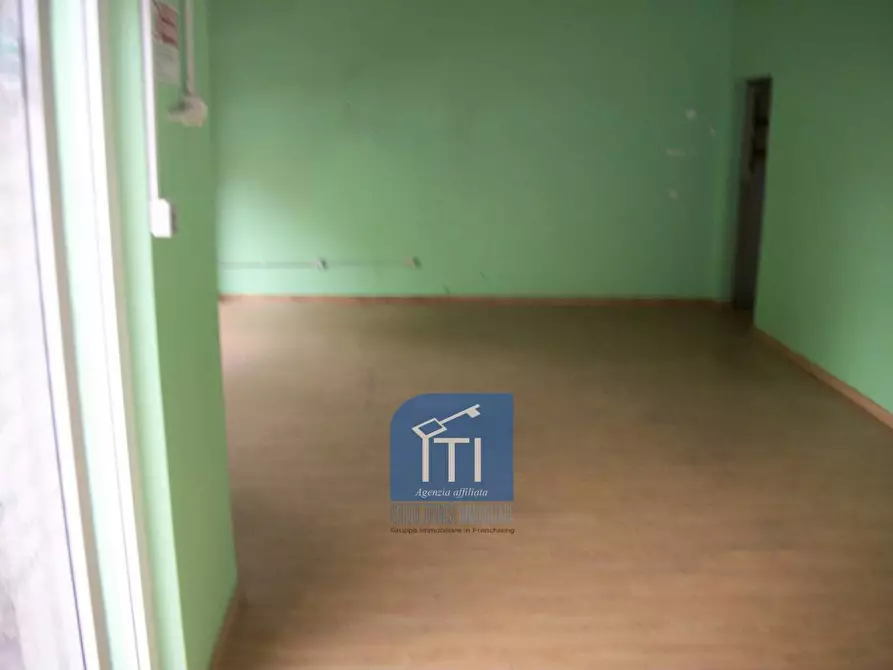 Immagine 3 di Negozio in vendita  in Via Carlo Citerni a Roma