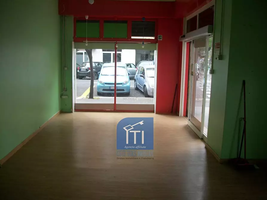 Immagine 6 di Negozio in vendita  in Via Carlo Citerni a Roma