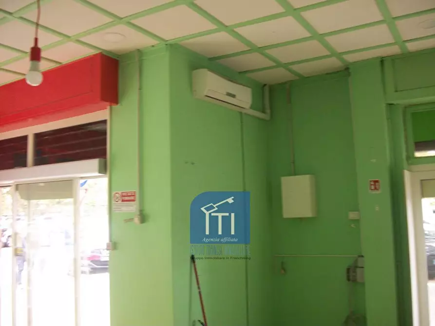 Immagine 9 di Negozio in vendita  in Via Carlo Citerni a Roma