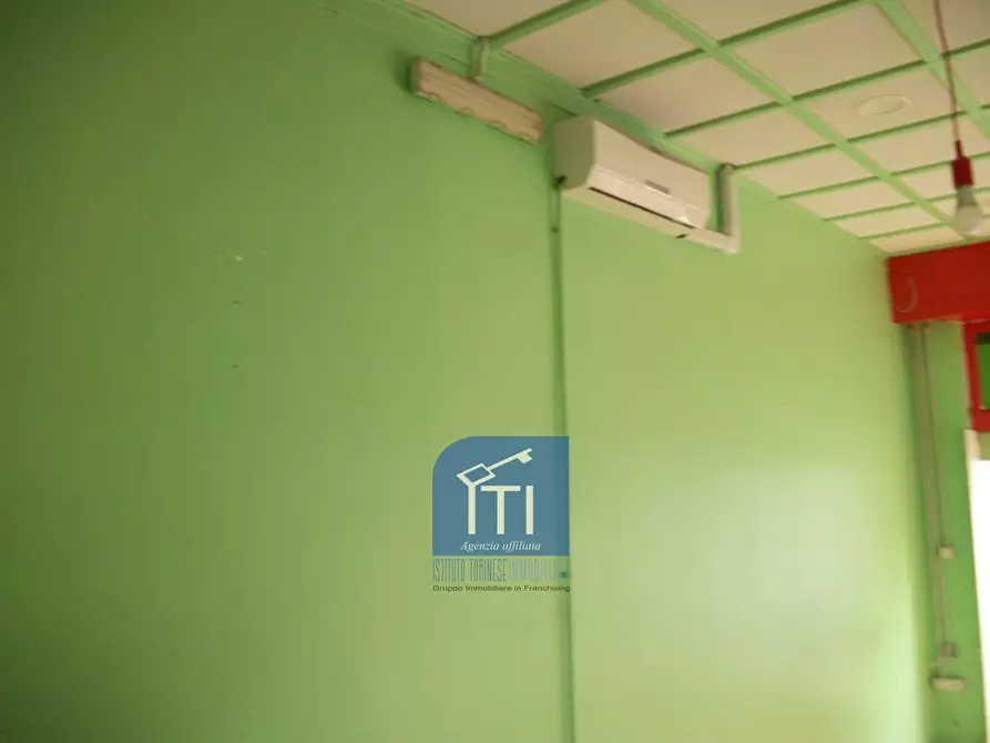 Immagine 10 di Negozio in vendita  in Via Carlo Citerni a Roma