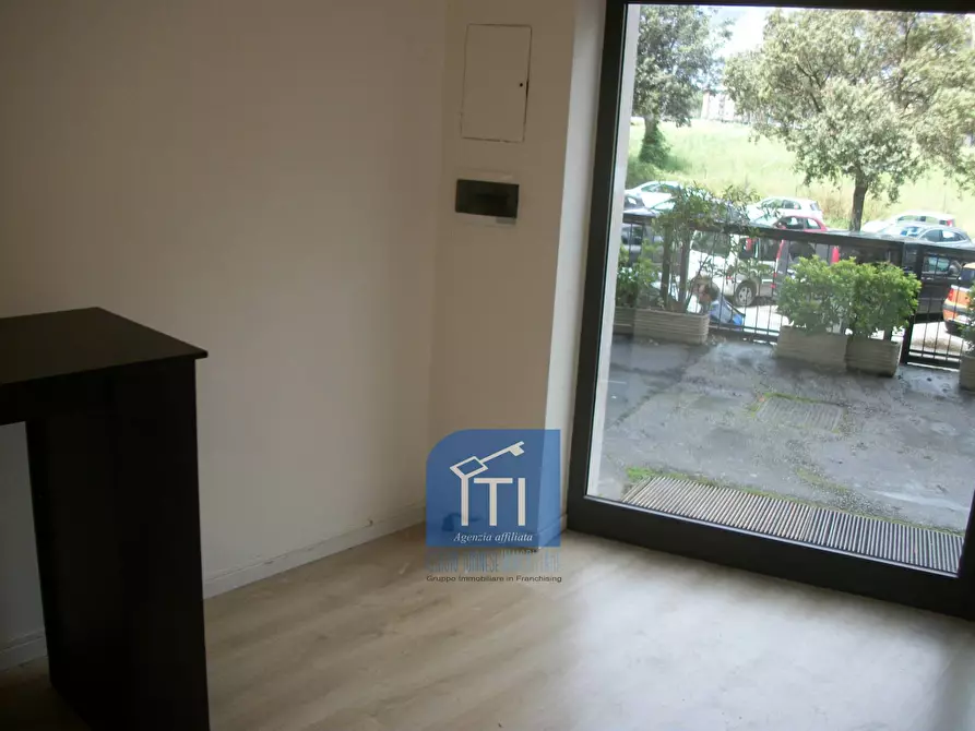 Immagine 6 di Negozio in affitto  in Via Capitan Bavastro a Roma