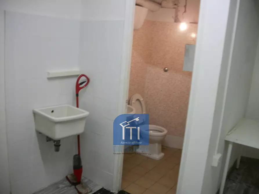 Immagine 7 di Negozio in affitto  in Via Capitan Bavastro a Roma