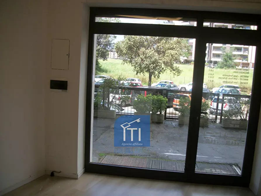 Immagine 13 di Negozio in affitto  in Via Capitan Bavastro a Roma