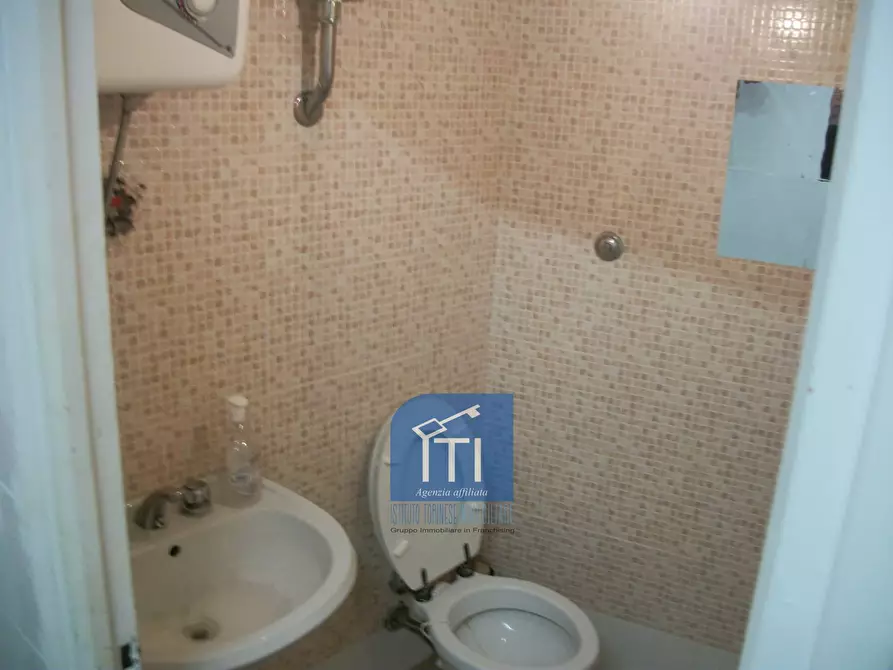 Immagine 17 di Negozio in affitto  in Via Capitan Bavastro a Roma