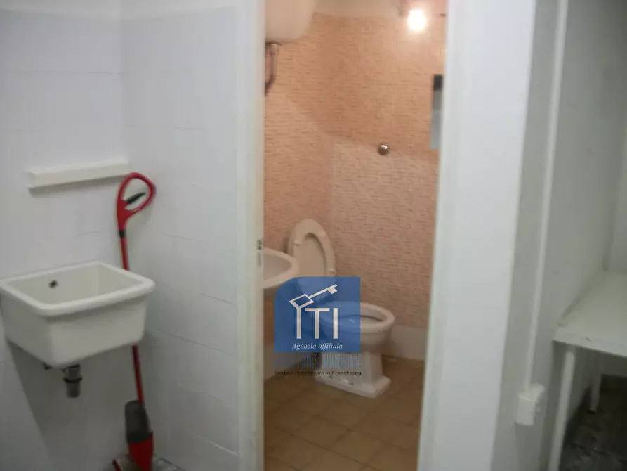 Immagine 19 di Negozio in affitto  in Via Capitan Bavastro a Roma