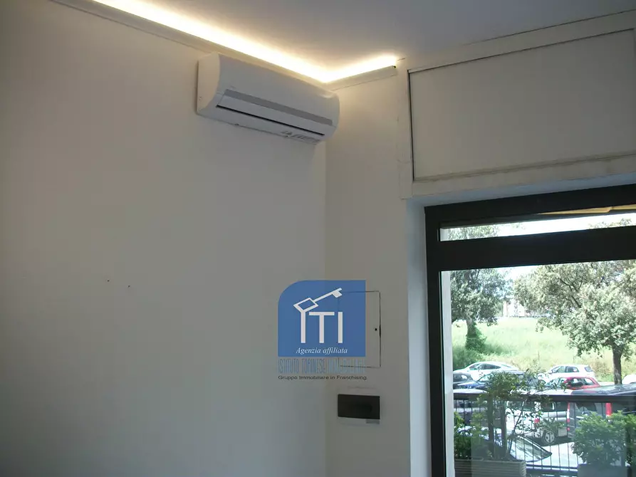 Immagine 22 di Negozio in affitto  in Via Capitan Bavastro a Roma