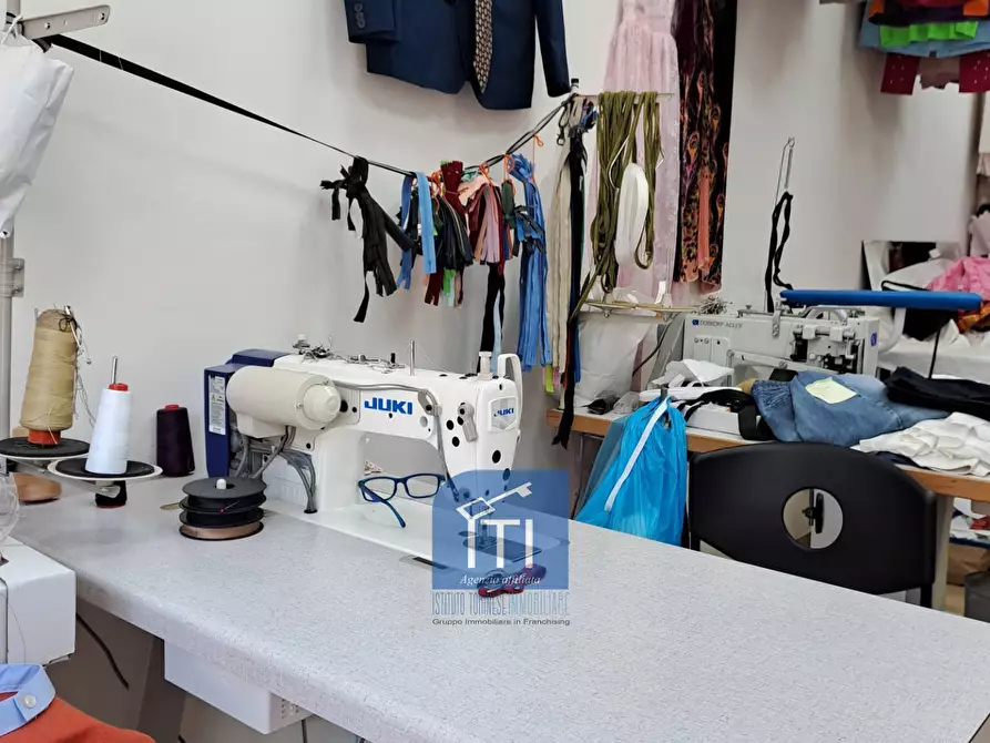 Immagine 25 di Attività commerciale in vendita  in Via Tuscolana a Roma