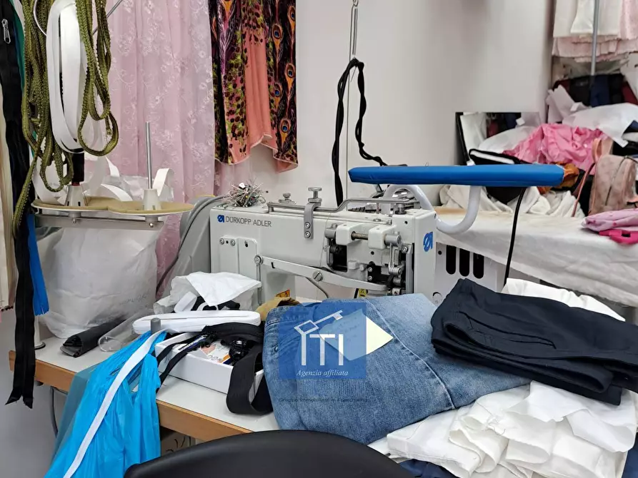 Immagine 26 di Attività commerciale in vendita  in Via Tuscolana a Roma