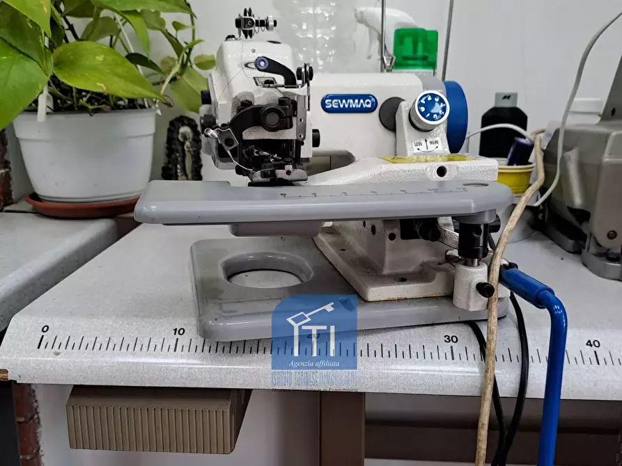 Immagine 27 di Attività commerciale in vendita  in Via Tuscolana a Roma