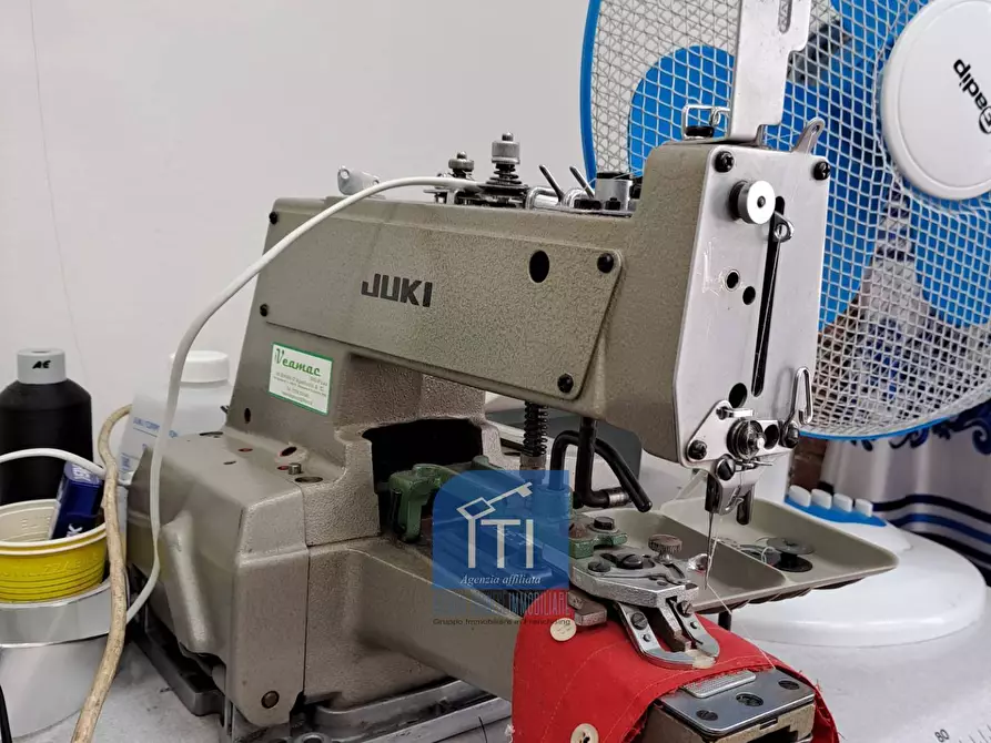 Immagine 28 di Attività commerciale in vendita  in Via Tuscolana a Roma