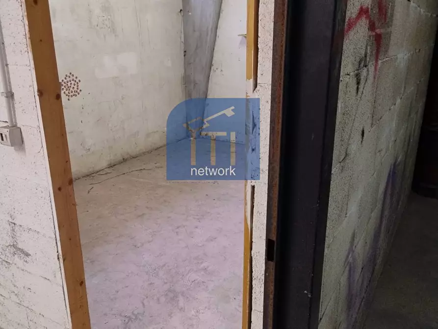 Immagine 5 di Magazzino in vendita  in via byron a Roma