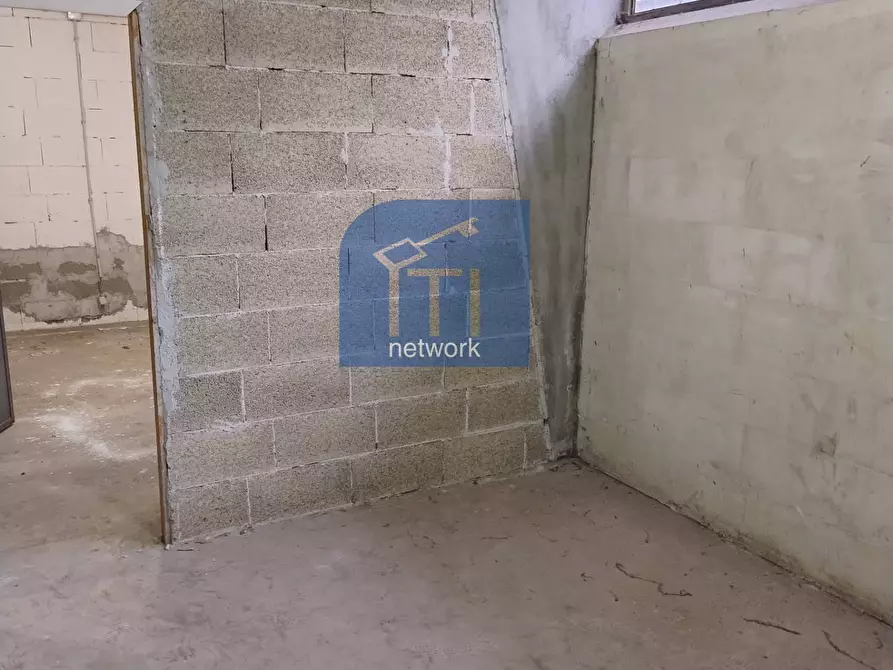 Immagine 6 di Magazzino in vendita  in via byron a Roma