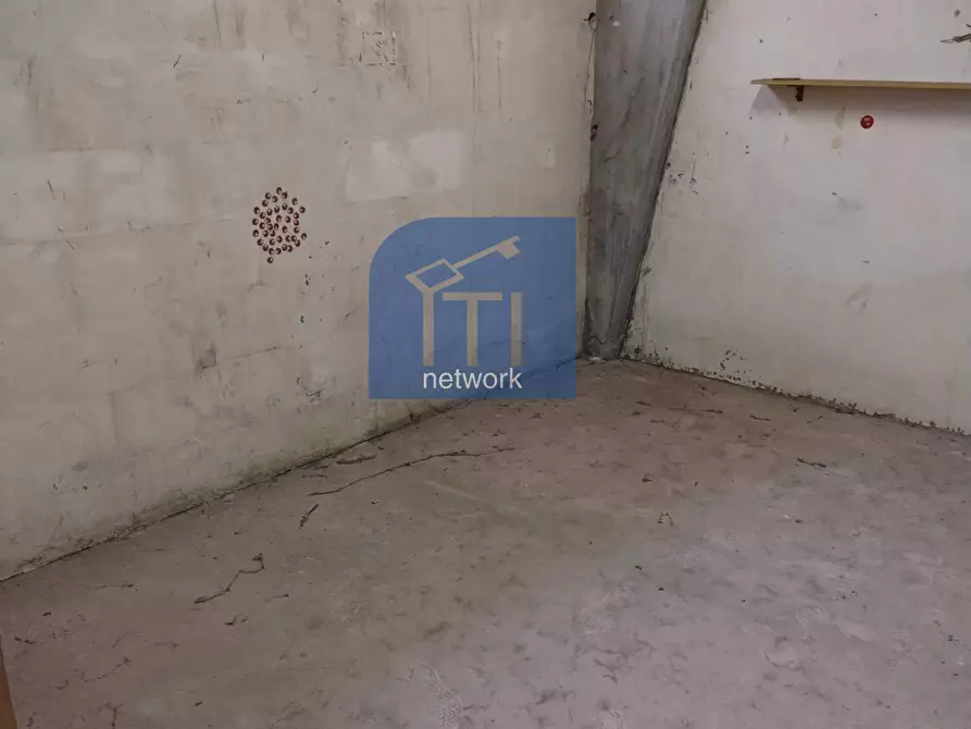 Immagine 8 di Magazzino in vendita  in via byron a Roma