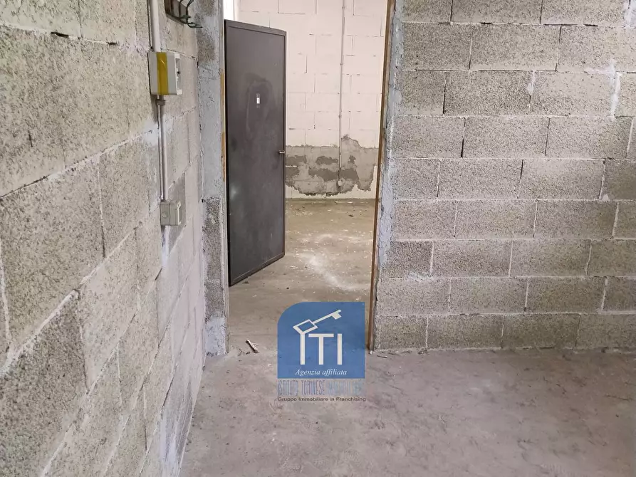 Immagine 6 di Magazzino in vendita  in Via Byron a Roma