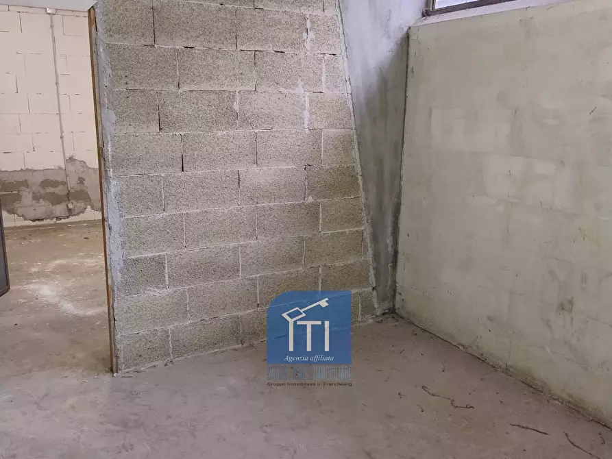 Immagine 8 di Magazzino in vendita  in Via Byron a Roma