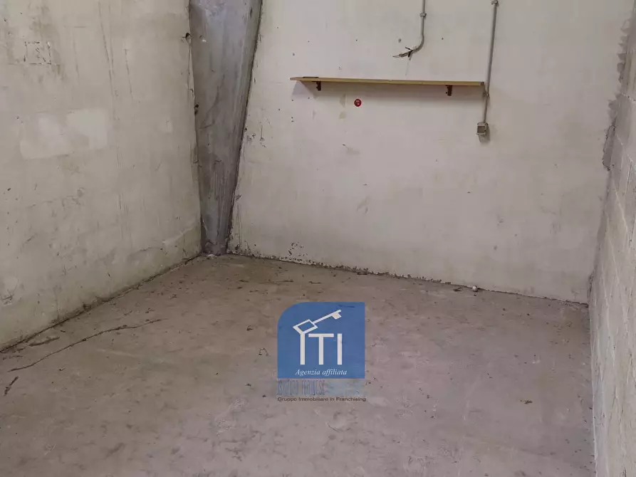 Immagine 2 di Magazzino in vendita  in Via Byron a Roma