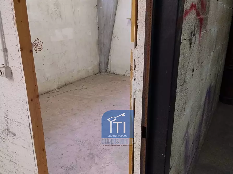 Immagine 3 di Magazzino in vendita  in Via Byron a Roma