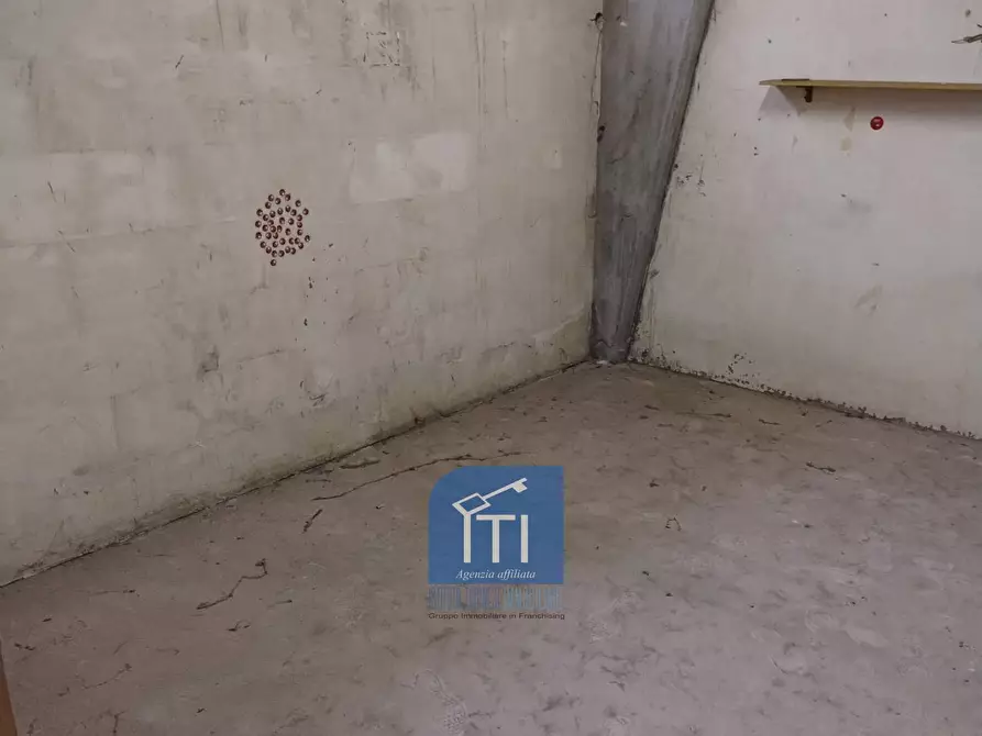 Immagine 5 di Magazzino in vendita  in Via Byron a Roma