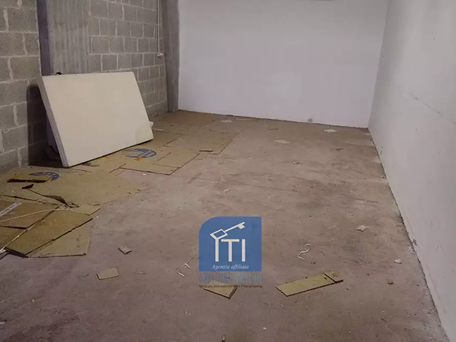 Immagine 5 di Box auto in vendita  in Via Byron a Roma