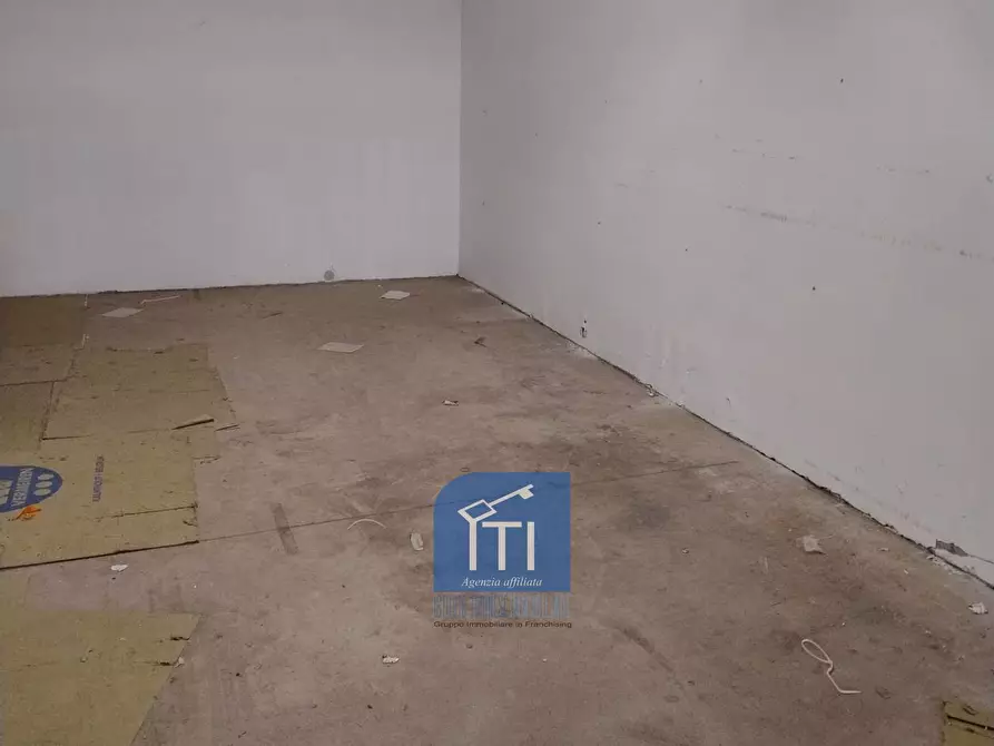 Immagine 11 di Box auto in vendita  in Via Byron a Roma