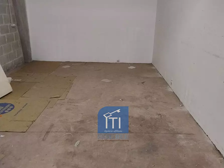 Immagine 13 di Box auto in vendita  in Via Byron a Roma