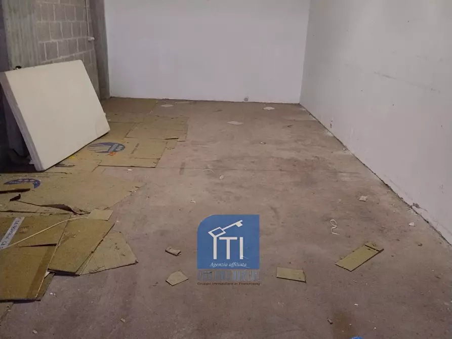 Immagine 15 di Box auto in vendita  in Via Byron a Roma